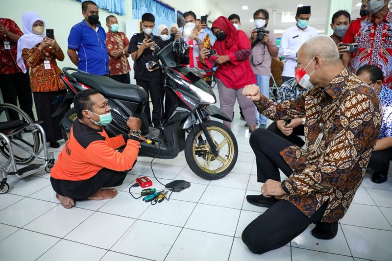 Gubernur Jawa Tengah Ganjar Pranowo mengatakan, pelatihan perbengkelan kepada penyandang disabilitas merupakan ikhtiar Pemprov dan Baznas Provinsi Jateng. (Foto: Diskominfo Jateng)