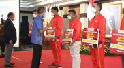 Pemprov Jateng menyerahkan bonus bagi atlet dan pelatih peraih medali di Pekan Olahraga Nasional (PON) XX Papua 2021. (Foto: Humas Jateng)