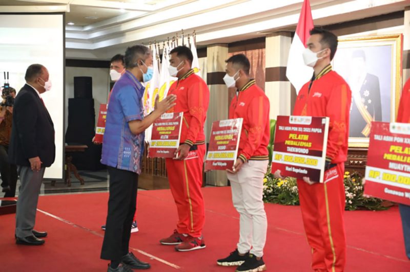 Pemprov Jateng menyerahkan bonus bagi atlet dan pelatih peraih medali di Pekan Olahraga Nasional (PON) XX Papua 2021. (Foto: Humas Jateng)
