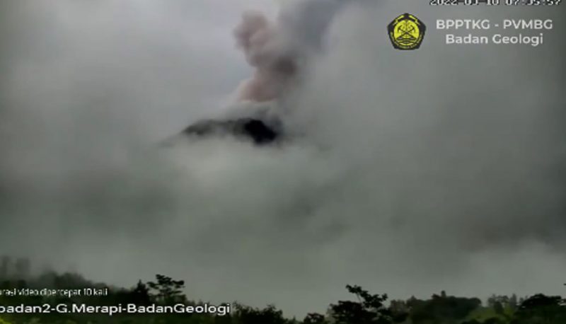 Awan panas guguran Gunung Merapi, Kamis (10/3/2022) pukul 7.33 WIB. (Foto: BPPTKG)