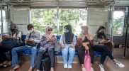 Penumpang duduk tanpa berjarak di dalam KRL Commuter Line, Jakarta, Rabu (9/3/2022). Pemerintah menerbitkan aturan baru naik KRL yaitu tempat duduk tanpa jarak, peningkatan kapasitas hingga 60 persen, balita dibolehkan naik dengan didampingi orang tua, wajib memakai masker, dilarang berbicara dan sudah divaksin Covid-19. (ANTARA FOTO/Muhammad Adimaja/wsj)