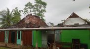 Kondisi rumah warga yang rusak akibat diterjang angin kencang di Kecamatan Paliyan, Gunungkidul, Yogyakarta, Jumat (11/3/2022). (Foto: BPBD Kabupaten Gunungkidul)