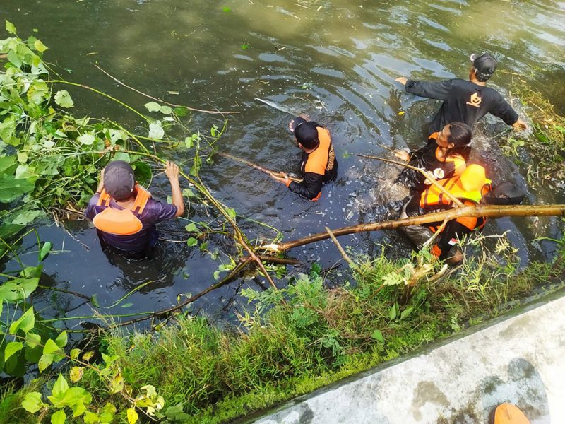 Komunitas Kali Kuning Blendangan mengadakan kegiatan bersih-bersih Sungai Kali Kuning (kalkun) pada hari Minggu (13/3/2022).  (Foto:MC Sleman)
