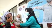 Vaksinator menyuntikkan vaksin Covid-19 kepada masyarakat peserta Vaksinasi Mobile di Kantor Desa Kuta, Kecamatan Pujut, Lombok Tengah, Nusa Tenggara Barat, Minggu (13/3/2022). (Foto: BNPB/Danung Arifin)