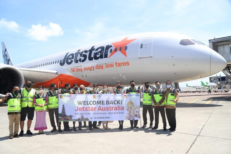 Jetstar Airways nomor penerbangan JQ 043, mendarat perdana pukul 13.39 WITA dengan mengangkut sebanyak 271 penumpang pada Senin (14/3/2022). (Foto: Angkasa Pura I)