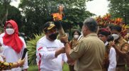 Penerimaan api obor Pesonas 2022 diserahkan dari Bupati Wonosobo Afif Nurhidayat yang didampingi Wabup M Albar, kepada Sekda Temanggung Hary Agung Prabowo di halaman Pendapa Jenar, Senin (14/3/2022). (Foto: MC.TMG)