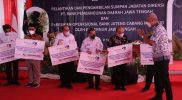 Bantuan untuk pengembangan UMKM secara simbolis diserahkan Ganjar saat meresmikan kantor cabang Bank Jateng di Mungkid Magelang, Rabu (16/3/2022). (Foto: Humas Jateng)
