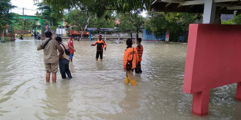 Tim BPBD Kabupaten Grobogan melakukan kaji cepat atas kejadian banjir di Desa Cingkrong, Kecamatan Purwodadi, Kabupaten Grobogan, Jawa Tengah, Selasa (15/3). (Foto: BPBD Kabupaten Grobogan) 
