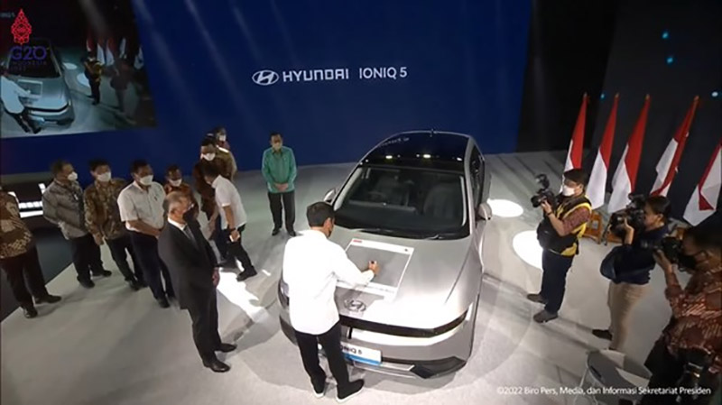 Presiden Jokowi meresmikan mobil listrik pertama buatan Indonesia. Kendaraan tersebut, diproduksi oleh perusahaan mobil besar asal Korea Selatan (Korsel) PT Hyundai Motor Manufacturing Indonesia dengan nama merek Ioniq 5. (Foto: Tangkapan Layar Kanal Youtube Setpres)