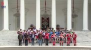 Para pembalap MotoGP foto bersama Presiden Jokowi di depan Istana Negara. (Foto: Tangkapan Layar Kanal Youtube Setpres/Istimewa)