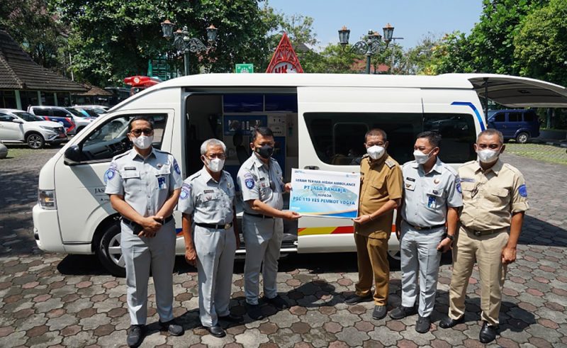 Secara simbolis ambulans diserahkan oleh Direktur Sumber Daya Manusia dan Umum PT Jasa Raharja Rubi Handojo kepada Walikota Yogyakarta Haryadi Suyuti, Kamis (17/3/2022). (Foto: Humas Pemkot Yogya)