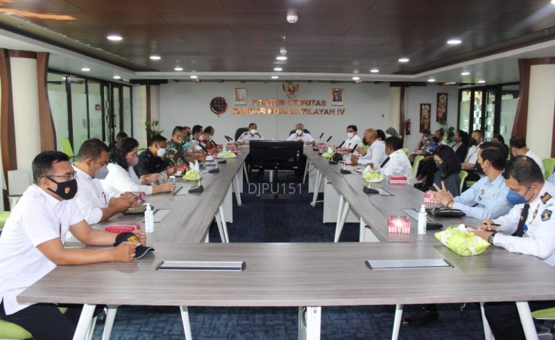Direktorat Jenderal Perhubungan Udara (DJPU) melakukan rapat evaluasi kedatangan pelaku perjalanan luar negeri (PPLN) dan pelaku perjalanan dalam negeri (PPDN) di Bandar Udara I Gusti Ngurah Rai. (Foto: Kemenhub)