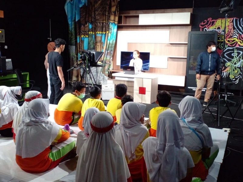 Siswa-siswi SD Bina Anak Sholeh (Bias) melalui Program Kegiatan Lapangan (PKL) belajar tentang penyiaran stasiun televisi di komplek Temanggung TV, Maron, Sidorejo, Kecamatan Temanggung, Rabu (16/3/2022). (Foto:MC.TMG)