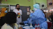 Heroe Poerwadi saat meninjau vaksinasi booster di Kelurahan Bumijo, Jumat (18/3/2022). (Foto: Humas)