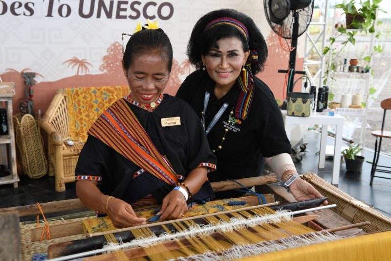 Ajang MotoGP Mandalika 2022, akan membuka peluang karya seni kain tenun khas suku Sasak dari Lombok, Nusa Tenggara Barat (NTB) menjadi warisan budaya benda dunia, yang terdaftar di UNESCO. (Foto: Ryiadhy BN)