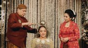 Menjelang pernikahannya dengan Guinandra Jatikusumo, yang diadakan besok, Minggu (20/3/2022), Putri Tanjung melaksanakan prosesi adat sungkeman dan siraman, Sabtu (19/3/2022). (Foto:Istimewa)