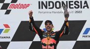 Pembalap Miguel Aliveira mengangkat trofi kemenangan, setelah dirinya sukses menjadi juara MotoGP 2022 Mandalika. Trofi di gelaran MotoGP adalah karya tangan pelaku usaha ekonomi dan kreatif asal Gianyar, Bali, Tuksedo Studio. (ANTARA FOTO/Andika Wahyu)