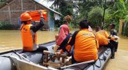 BPBD Kabupaten Cilacap melakukan evakuasi dan pertolongan terhadap warga yang terdampak banjir. (Foto: BPBD Kabupaten Cilacap)