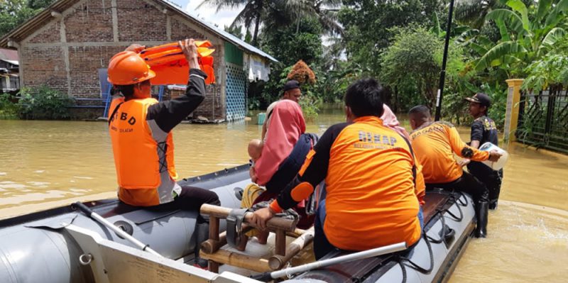 BPBD Kabupaten Cilacap melakukan evakuasi dan pertolongan terhadap warga yang terdampak banjir. (Foto: BPBD Kabupaten Cilacap) 