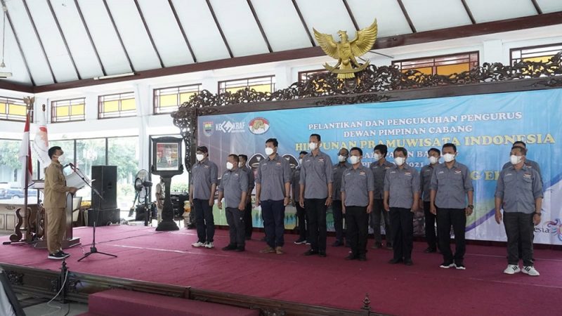 Bupati Batang Wihaji, melantik Ketua HPI Kabupaten Batang Abdul Adzim dan 14 anggotanya.(Foto: MC Batang)