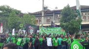 Ribuan pengemudi (driver) ojek online (ojol) menggelar aksi demo di kantor Gojek Cabang Yogyakarta di Jalan Imogiri Timur, Kamis (24/3/2022). (Foto: Istimewa/kabarmilenia)