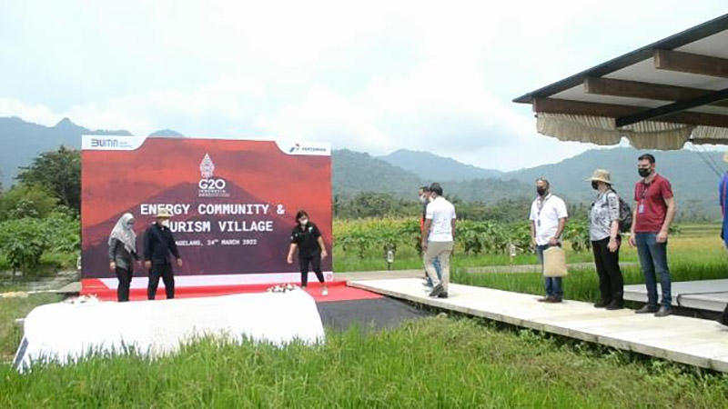 
Delegasi G20 menyaksikan peresmian panel tenaga surya di Balkondes Karangrejo Kecamatan Borobudur. (Foto:humas/beritamagelang)