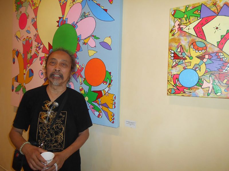 Daniel Kho dan contoh lukisannya yang dipamerkan di Studio Kalahan. (Foto: Istimewa)