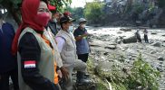 Bupati Brebes, Idza Priyanti, saat meninjau banjir di Bumiayu. (Foto: MC Kab.Brebes)