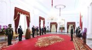 Presiden RI Joko Widodo (Jokowi) didampingi Ibu Iriana Jokowi menerima surat kepercayaan dari enam duta besar luar biasa dan berkuasa penuh (LBBP) negara-negara sahabat. (Foto: BPMI Setpres)