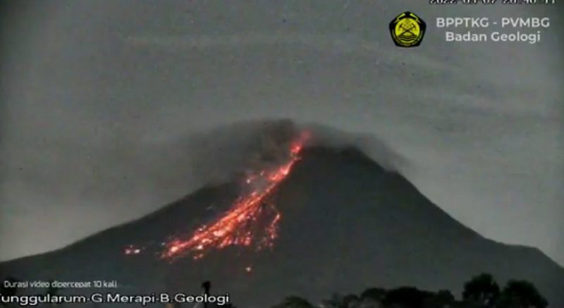 Visual awanpanas guguran Gunung Merapi, Senin (7/2/2022) pukul 20.39 WIB. (Foto: BPPTKG)