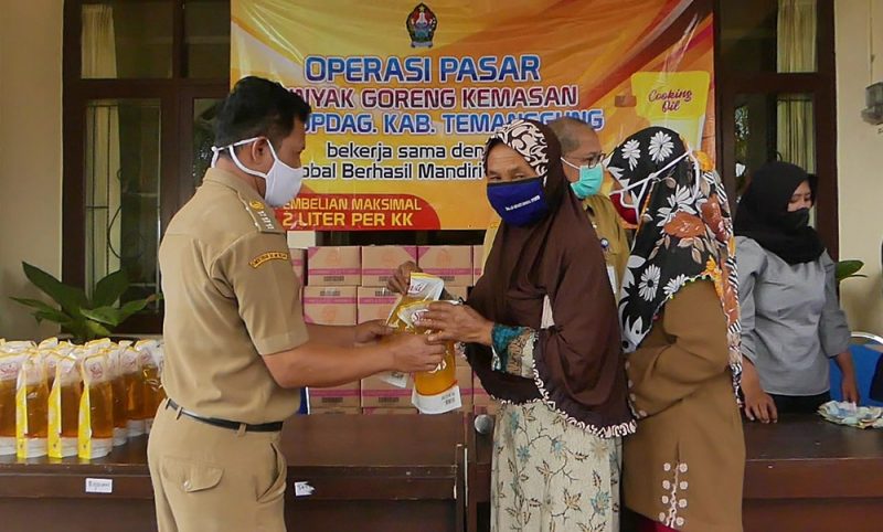 Pemerintah Kabupaten Temanggung telah mendistribusikan 15 ribu liter minyak goreng selama operasi pasar yang digelar di beberapa tempat. (Foto: MC.TMG/fr)