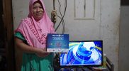 Senyum sumringah nampak di wajah Asmiyati (43), warga Kampung Palupuy, Desa Sindangkarya, Kecamatan Anyer, Kabupaten Serang, Banten yang menerima perangkat Set Top Box (STB). (Foto: Nafi Djanes/InfoPublik)