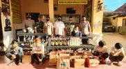 Polsek Kangean, Kabupaten Sumenep, mengamankan 100 botol minuman keras (miras) saat melakukan razia dalam rangka Operasi Pekat (Penyakit Masyarakat), Senin (11/4/2022). Foto: MC Kab.Sumenep