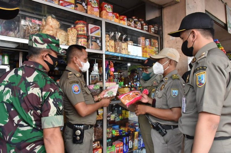 Tim Gabungan Operasi Ketertiban Kota menemukan makanan kedaluwarsa dari pedagang di kawasan Pasar Raya Salatiga. Makanan kedaluwarsa tersebut langsung disita dan diamankan petugas. (Foto: Diskominfo Jateng)