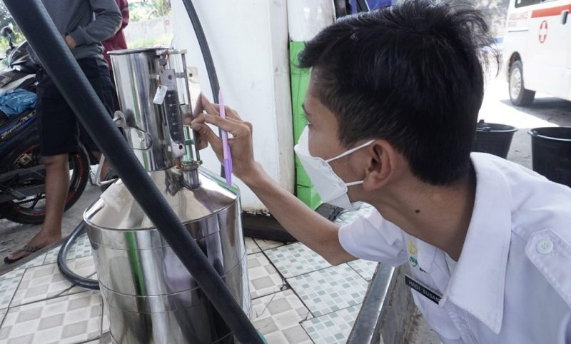 Disperdagkop UKM Kabupaten Batang melakukan pengawasan terhadap alat ukur di SPBU menjelang arus mudik. (Foto:MC Batang)