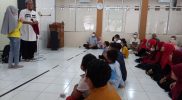 Puluhan anak jamaah Masjid Baiturrahman Perum Solo Elok, Mojosongo, nampak serius namun santai mendengarkan dongeng menjelang buka puasa, Jumat (15/4/2022). Foto: Dokumentasi