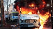 Foto diambil dari Tempo.Co: Pengunjuk rasa membakar mobil polisi dalam demonstrasi menentang rencana politisi anti-Muslim Denmark Rasmus Paludan dan partai Stram Kurs-nya, di taman Sveaparken di Orebro, Swedia, 15 April 2022. (Kicki Nilsson/ TT News Agency/via REUTERS)