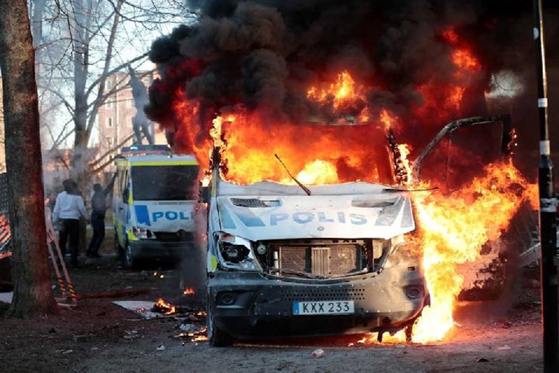 Foto diambil dari Tempo.Co: Pengunjuk rasa membakar mobil polisi dalam demonstrasi menentang rencana politisi anti-Muslim Denmark Rasmus Paludan dan partai Stram Kurs-nya, di taman Sveaparken di Orebro, Swedia, 15 April 2022. (Kicki Nilsson/ TT News Agency/via REUTERS)