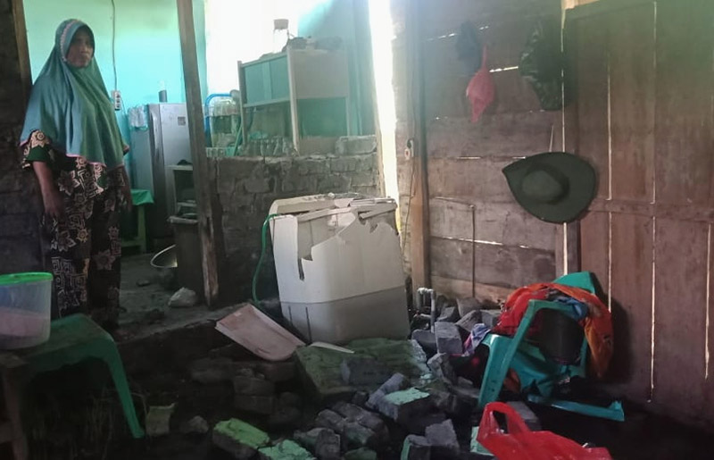 Warga mengamati kondisi bangunan rumah yang mengalami kerusakan pascagempabumi 5,2 SR di Kabupaten Halmahera Utara, Maluku Utara, Senin (18/4/2022). Foto: BPBD Kabupaten Halmahera Utara