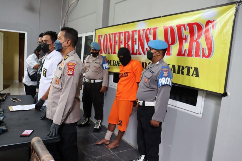 Tersangka pembunuh Budi Utomo dihadirkan dalam konfernsi pers yang digelar Polresta Yogyakarta. (Foto: Dok.Polresta Yogya)