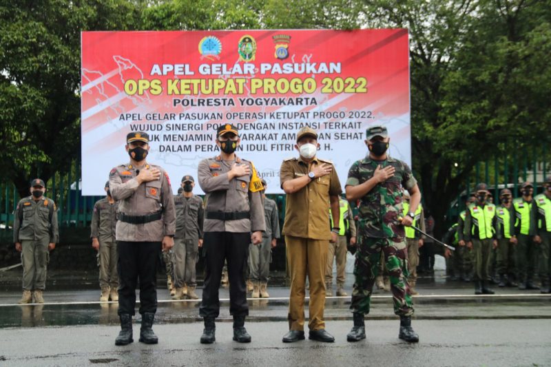 Apel gelar pasukan Operasi Ketupat Progo 2022 di halaman parkir Mandala Krida, Jumat (22/4/2022). (Foto: Pendim 0734)