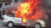 Mobil Grand Livina milik Nurhaeni yang terbakar di Ringroad Selatan pada Jumat (22/4/2022). Foto: Istimewa