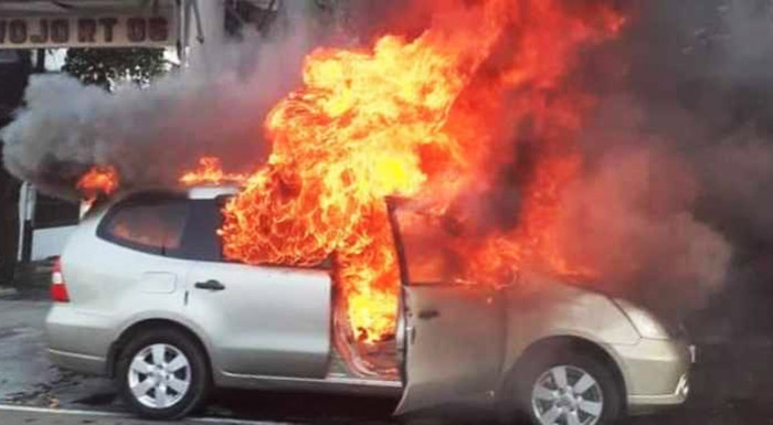 Mobil Grand Livina milik Nurhaeni yang terbakar di Ringroad Selatan pada Jumat (22/4/2022). Foto: Istimewa