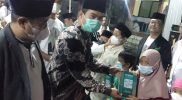 Camat Muntilan Amin Sudradjat bersama Anggota Joxzin Lawas Indonesia membagikan ratusan santunan untuk anak yatim piatu. (Foto:humas/beritamagelang.id)