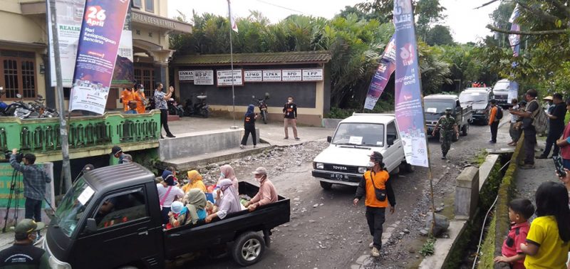 Simulasi evakuasi mandiri warga Desa Kemiren Kecamatan Srumbung Kabupaten Magelang saat peringatan HKB 26 April 2022. (Foto: humas/beritamagelang)