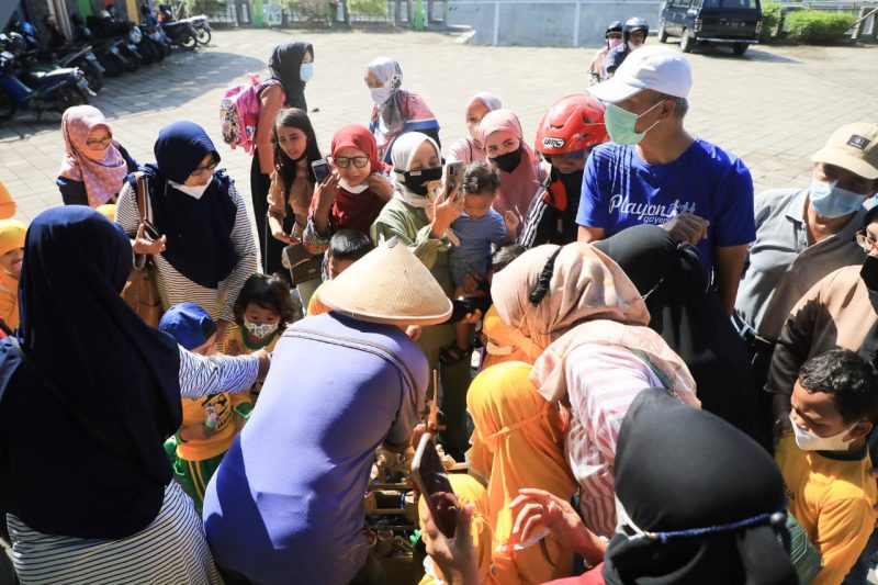 Ganjar Pranowo mborong dolanan tradisional utnuk dibagikan kepada anak-anak. (Foto: Humas Jateng)