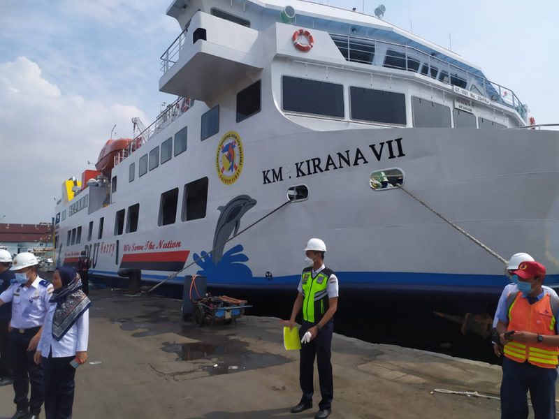 Ditjen Hubla dalam hal ini tim uji petik kantor pusat tengah melakukan pemeriksaan kapal penumpang di pelabuhan Tanjung Perak Surabaya, Jawa Timur. (Foto: Kemenhub)