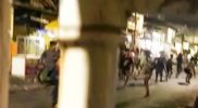Aksi tawuran antar pemuda di Tambak Asri, Kelurahan Morokrembangan, Kecamatan Krembangan, Surabaya, Minggu (3/4/2022) dini hari sekira pukul 02.00 WIB. (Foto: Istimewa)