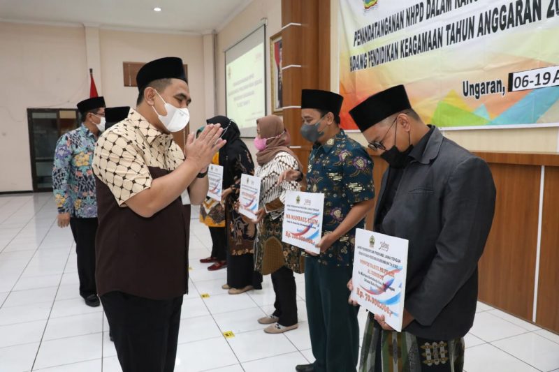 Wakil Gubernur Jawa Tengah Taj Yasin Maimoen yang secara simbolis menyerahkan dana hibah lembaga keagamaan. (Foto: Humas Jateng)