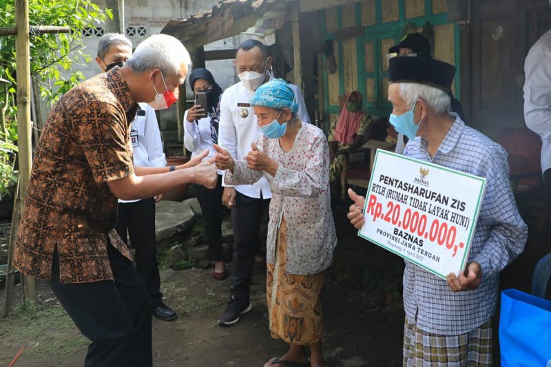 Ganjar Pranowo menyerahkan bantuan rehab rumah kepada Mbah Dasromi, warga Desa Tegal Arum Kecamatan Borobudur Magelang. (Foto: Humas Jateng)